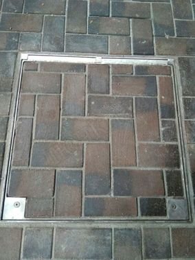 Люк под брусчатку Брус Ли AISI 304 500*500, Монтажные пластины, Уголок 80 мм, вынимаемый, без ГА Люк под брусчатку Брус Ли AISI 304 500*500, Монтажные пластины, Уголок 80 мм, вынимаемый, без ГА
